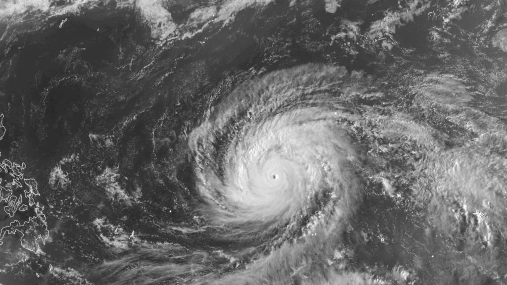 HANDOUT - Dieses von der National Oceanographic and Atmospheric Administration (NOAA) zur Verfügung gestellte Satellitenbild zeigt den Supertaifun «Sinlaku» im Pazifischen Ozean. Foto: -/NOAA/AP/dpa - ACHTUNG: Nur zur redaktionellen Verwendung und nur mit vollständiger Nennung des vorstehenden Credits