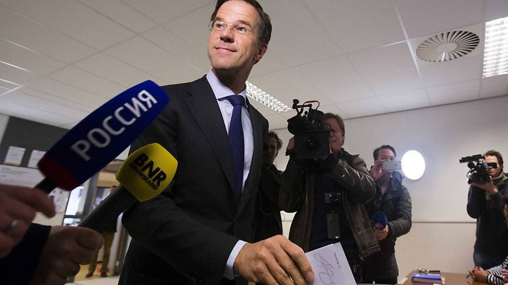 Der niederländische Regierungschef Mark Rutte bei der Stimmabgabe: Noch ist unklar, wie die Regierung auf das Nein im nicht bindenden Referendum reagieren wird.