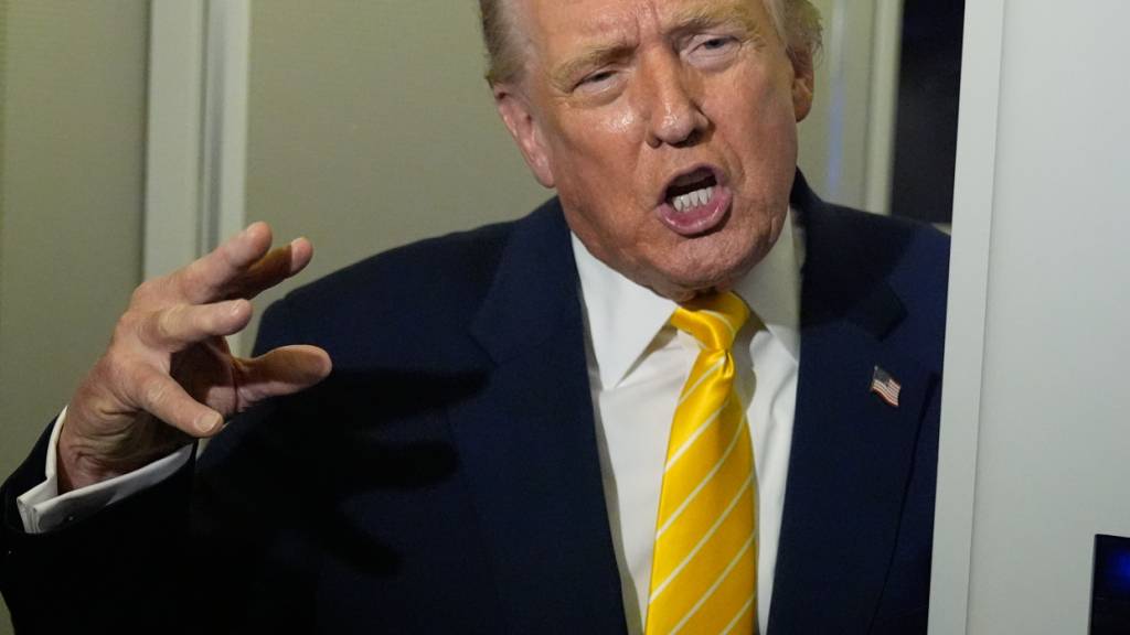 US-Präsident Donald Trump spricht zu Reportern in der Air Force One auf dem Weg zu seinem Anwesen Mar-a-Lago. Foto: Manuel Balce Ceneta/AP/dpa