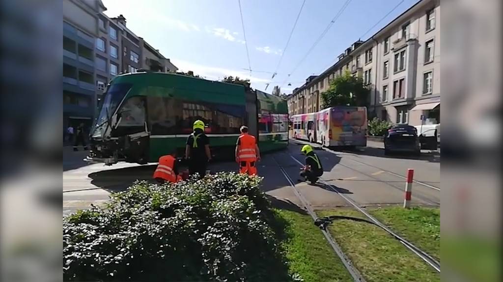 Tram stösst mit Bus zusammen - 17 Verletzte