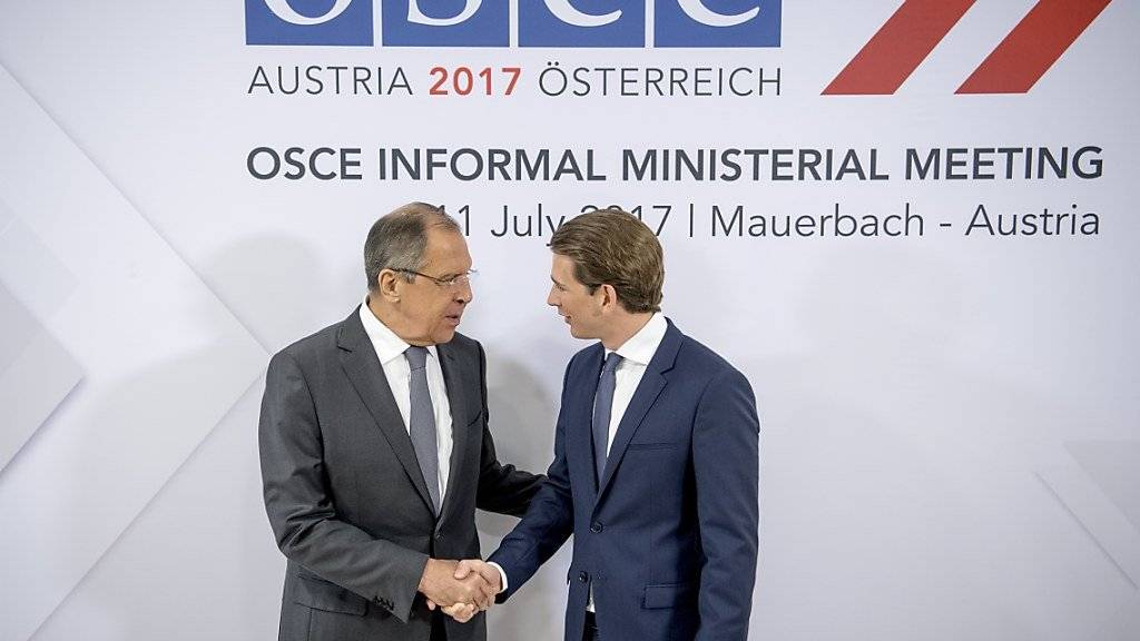 Der österreichische Aussenminister und derzeitige OSZE-Vorsitzende Sebastian Kurz (rechts) begrüsst den Aussenminister Russlands, Sergej Lawrow in Mauerbach im Wienerwald.