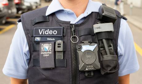 Polizisten Sollen Ab 21 In Einzelfallen Bodycams Einsetzen Schweiz Bz Zeitung Fur Die Region Basel