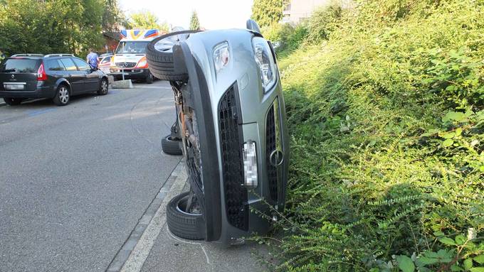 Auto landet auf der Seite