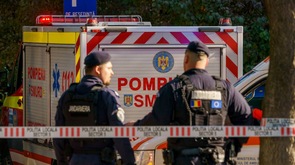 ARCHIV - Rumänische Gendarmerie sperrt eine Straße in einem Wohngebiet ab, nachdem es in einem Wohnblock zu einer starken Explosion gekommen ist. Foto: Uncredited/AP/dpa