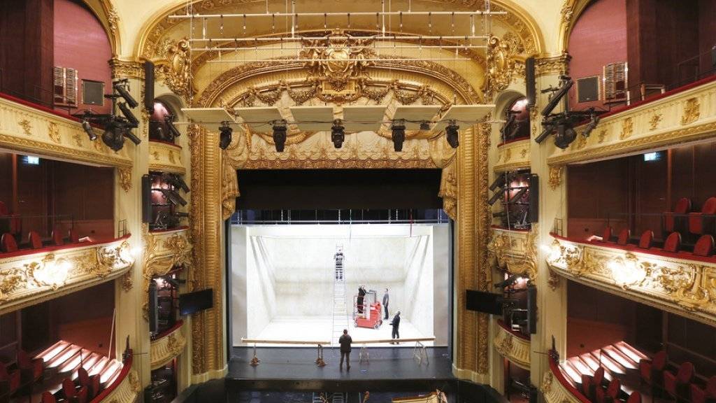 Letzte Handgriffe vor der Premiere: Am kommenden Samstag nimmt das sanierte Berner Stadttheater seinen Betrieb wieder auf.