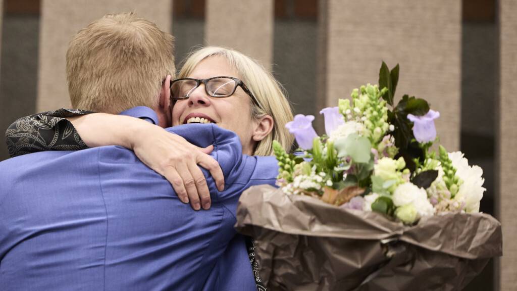 Der abtretende Kantonsratspräsident Beat Habegger (FDP) gratuliert seiner Nachfolgerin Romaine Rogenmoser (SVP) mit Blumen zur Wahl zur neuen Präsidentin des Zürcher Kantonsrats.