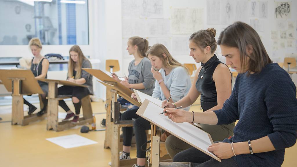 Die Hochschule Luzern präsentierte ihren Jahresbericht 2023. Auf dem Bild zu sehen Kunststudierende der HSLU. (Archivbild)