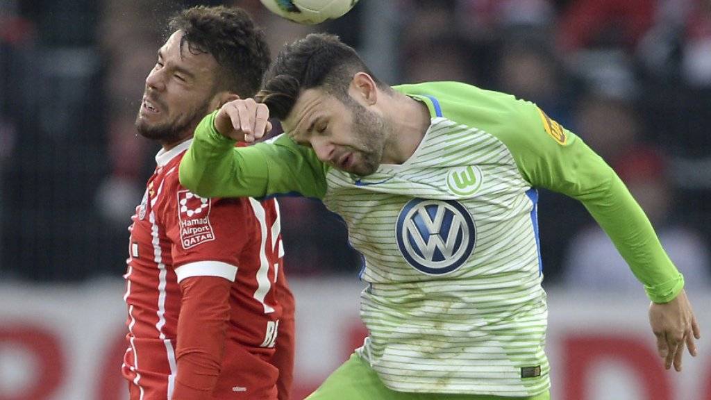 Penalty-Verschulder Renato Steffen (r.) im Kopfball-Duell mit Bayerns Juan Bernat