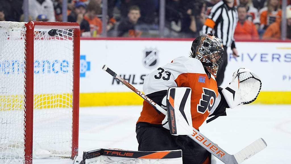 Samuel Ersson, Goalie der Philadelphia Flyers, ist beim Schuss von Philipp Kuraschew chancenlos