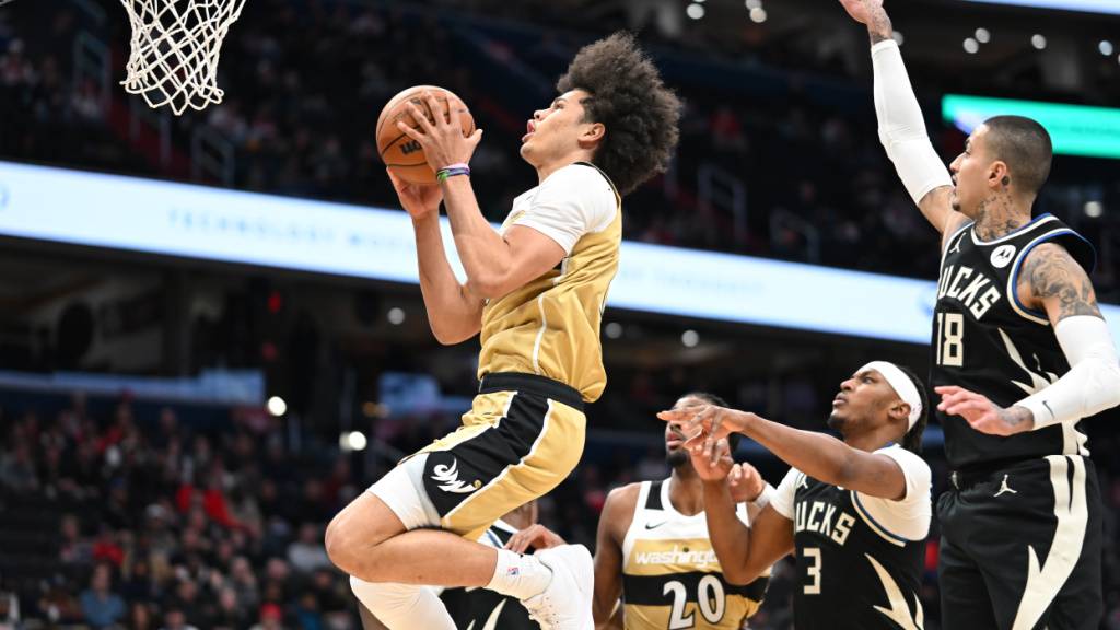 Kyshawn George ist im Spiel zwischen den Washington Wizards und den Milwaukee Bucks der beste Punkter