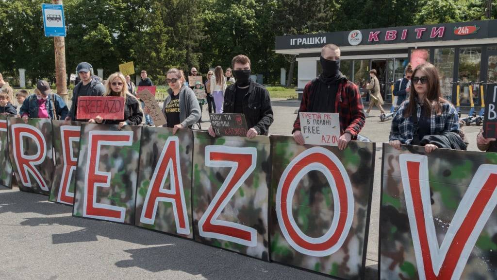 ARCHIV - Aktivisten halten Plakate während der FreeAzov-Kundgebung, um an die ukrainischen Soldaten in russischer Gefangenschaft zu erinnern. (zu dpa: «Kritik nach Gefangenenaustausch: Kein Asow-Kämpfer frei») Foto: Kirill Chubotin/Ukrinform/dpa