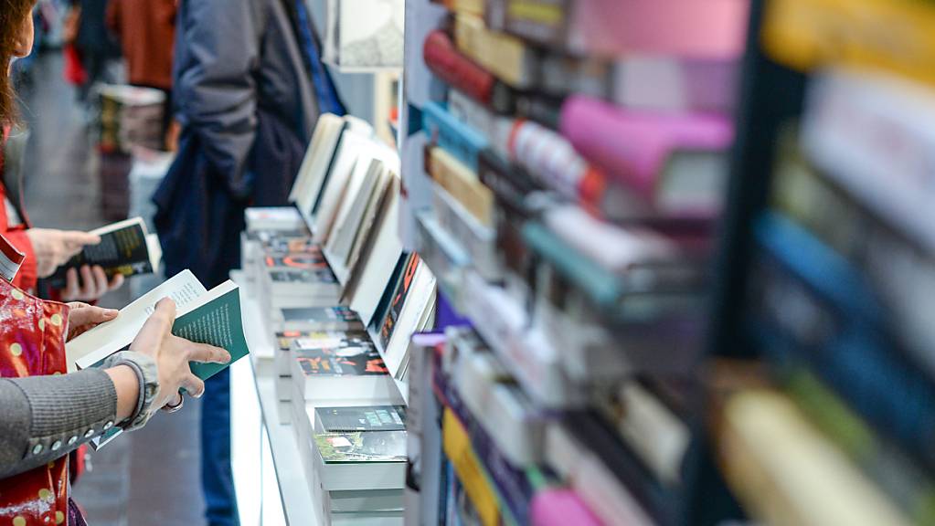 Bücher liegen am Stand eines Buchverlages in den Hallen auf der Leipziger Buchmesse. Die Leipziger Buchmesse wird wegen der Corona-Pandemie erneut abgesagt.