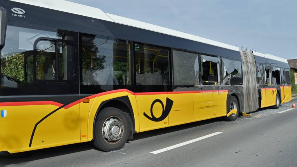 Die Fahrgäste des Postautos, das am Donnerstagnachmittag in Ballwil in einen Unfall verwickelt wurde, blieben unbeschadet.