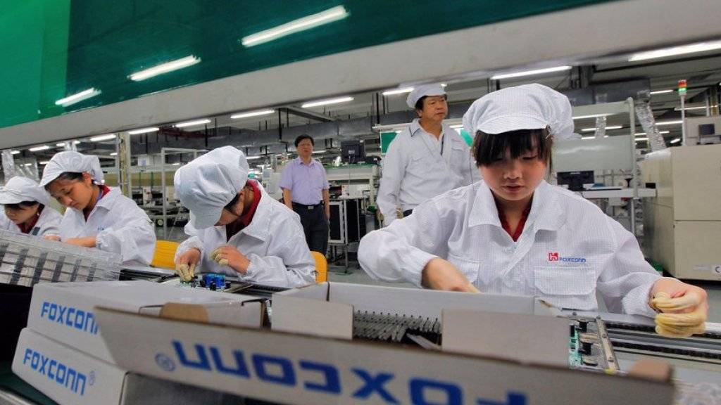 Der Apple-Zulieferer Foxconn steht seit Jahren wegen der teils schlechten Arbeitsbedingungen unter Beschuss. Nun wurde bekannt, dass das chinesische Unternehmen Schülerinnen und Schüler zu lange arbeiten liess. (Archivbild)