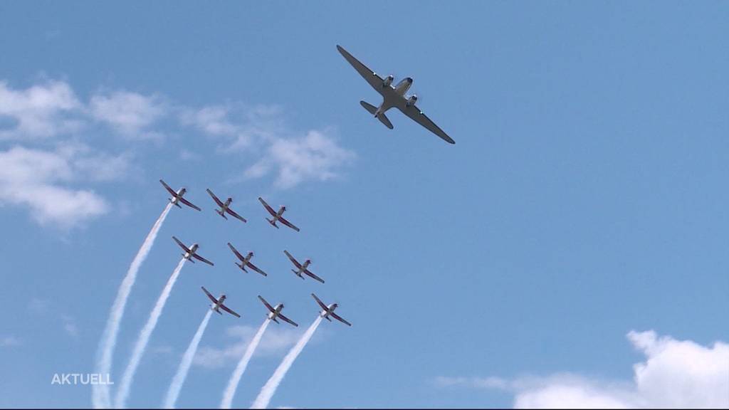 Das PC-7 Team der Schweizer Armee fliegt mit der DC-3 über Grenchen