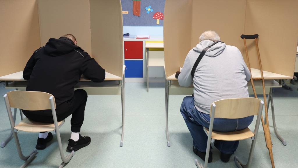 Bei den Parlamentswahlen geben Wähler ihre Stimmen ab. In dem Balkanland, das in die EU strebt, werden Institutionen auf sechs Ebenen gewählt. Bestimmt werden die Zusammensetzungen des dreiköpfigen Staatspräsidiums, des gesamtstaatlichen Parlaments sowie der Parlamente der zwei Landesteile. Foto: Armin Durgut/AP/dpa
