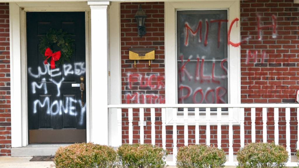 Häuser von Mehrheitsführern McConnell und Pelosi vandalisiert