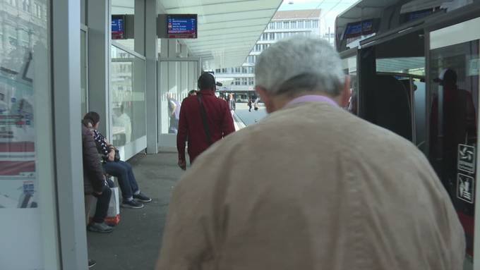 Spiessrutenlauf für Blinde am St.Galler Bahnhof: «Leute haben Handy vor dem Gesicht» 