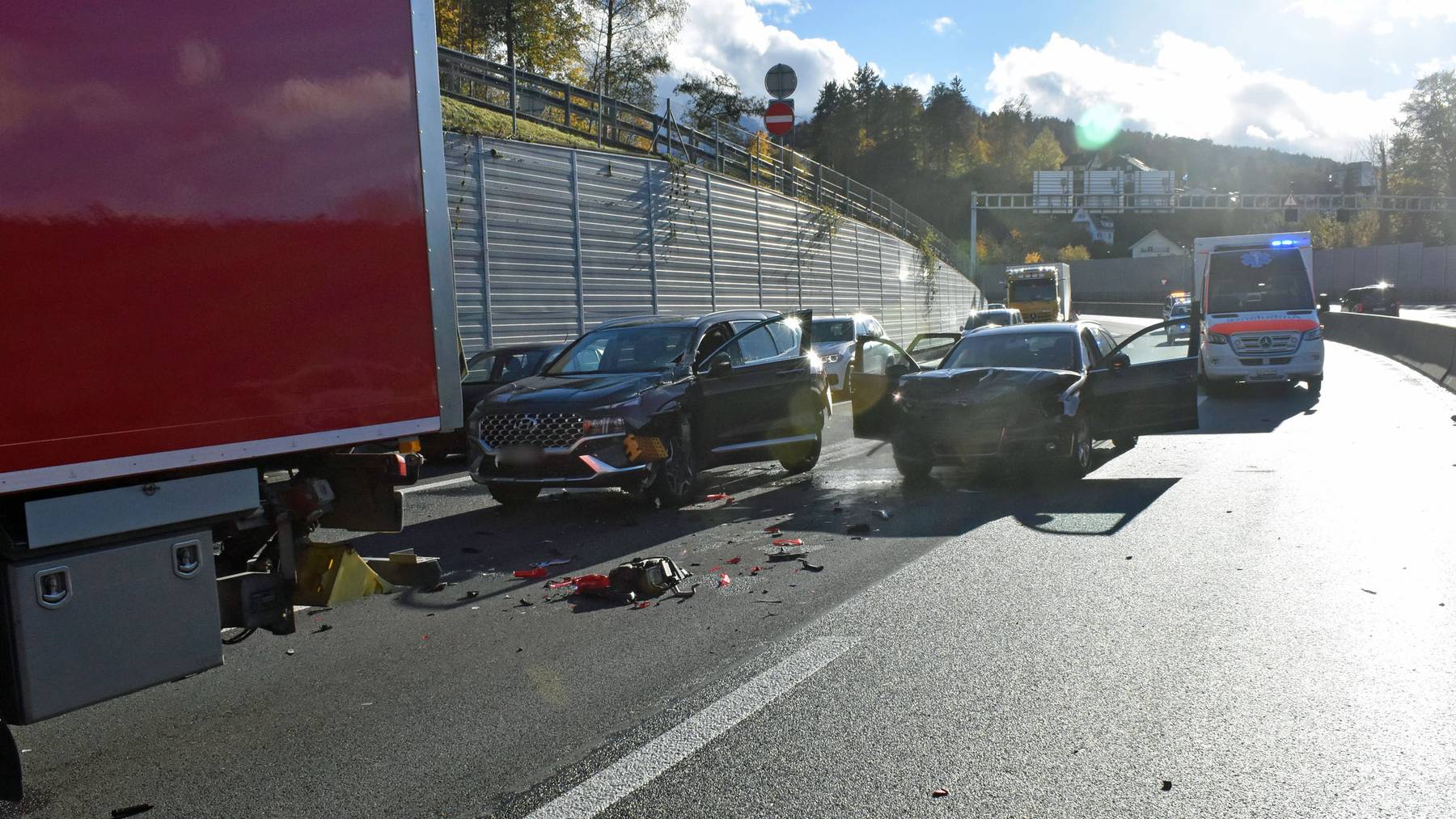 Unfall auf Autobahn A2 bei Luzern mit drei involvierten Fahrzeugen.