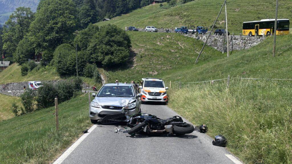 Töfffahrer verletzt sich bei Kollision mit Auto in Glarus