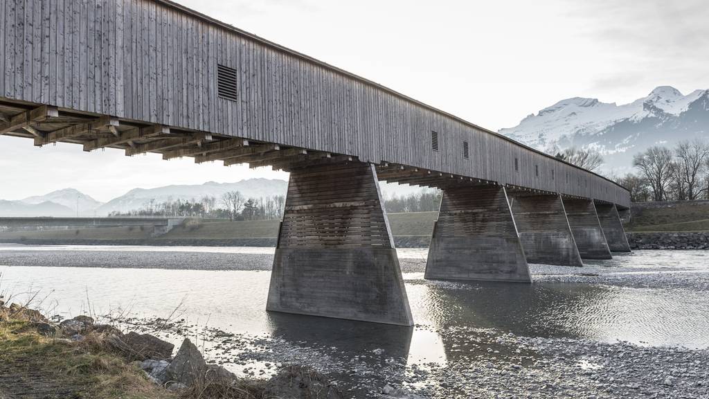 Heimelig: Die letzte Rheinholzbrücke zwischen Sevelen - Vaduz. (Bild: Tagblatt/Hanspeter Schiess)