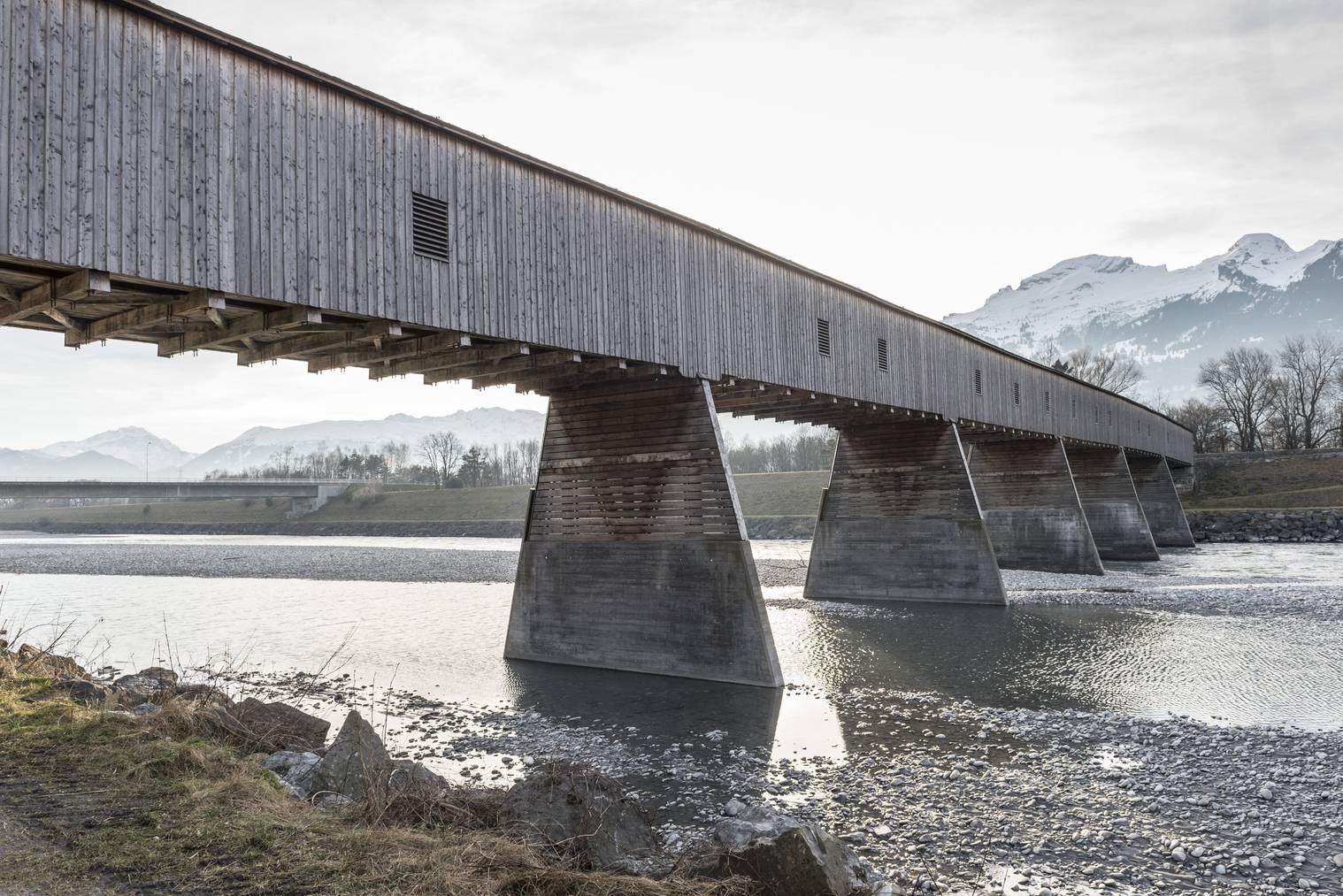 Heimelig: Die letzte Rheinholzbrücke zwischen Sevelen - Vaduz. (Bild: Tagblatt/Hanspeter Schiess)