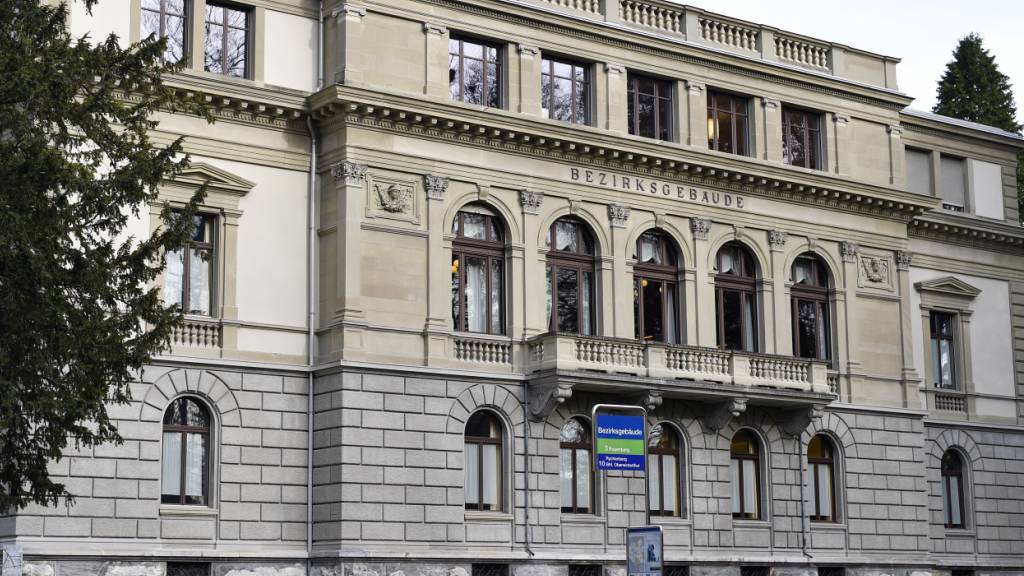 Ein 51-jähriger Mann fuhr mit drei Messern in der Jacke nach Zürich. Er wolle im «Judenquartier» Leute abstechen, schrieb er zuvor per Whatsapp. «Alles nur ein Scherz», beteuerte er am Mittwoch vor Gericht. (Archivbild)