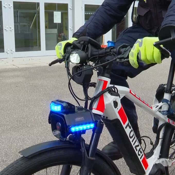 Mit E-Bike, Blaulicht und Sirene: Zürcher Polizei stellt neue Velos vor