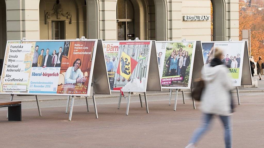 Kandidatinnen und Kandidaten werben auf Wahlplakaten in Bern um die Gunst der Wählerschaft für die Gemeinderatswahlen.