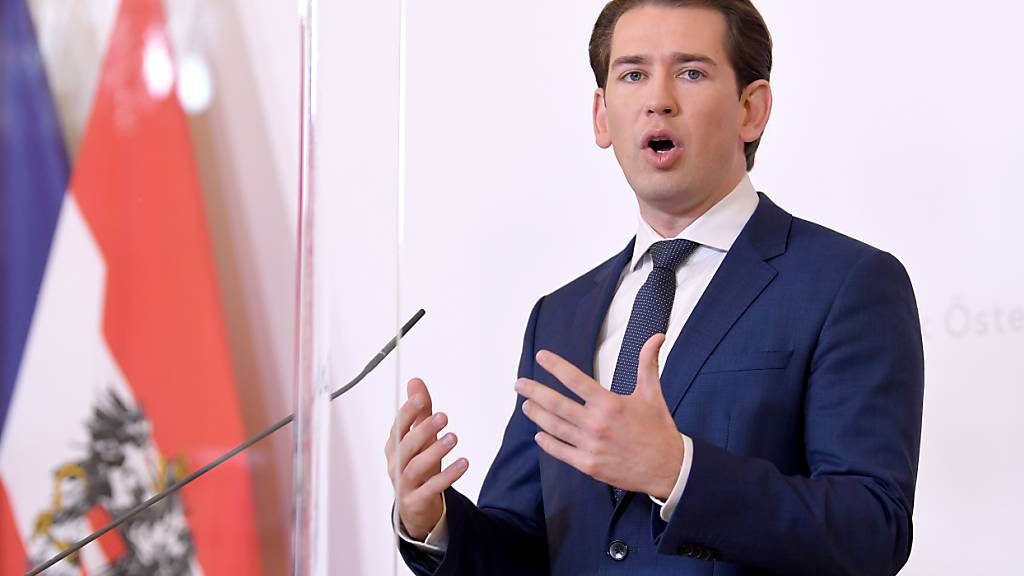 Österreichs Bundeskanzler Sebastian Kurz stellt bei einer Pressekonferenz die schärferen Maßnahmen vor. Foto: Roland Schlager/APA/dpa