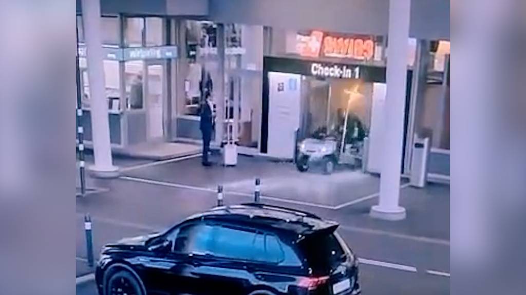 Scherben am Flughafen Zürich: Mitarbeiter rammt Schiebetür mit Transportwägeli