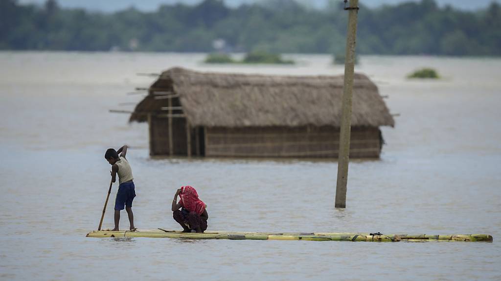 dpatopbilder - Bei Überschwemmungen und Erdrutschen, die durch schwere Regenfälle ausgelöst wurden, sind in den letzten zwei Wochen im Nordosten Indiens mehr als ein Dutzend Menschen ums Leben gekommen. Foto: Anupam Nath/AP/dpa