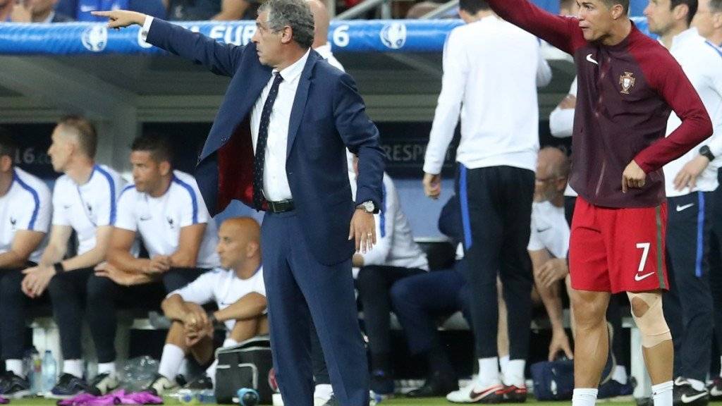 Portugals Trainer Fernando Santos (links) verlängerte bis 2020