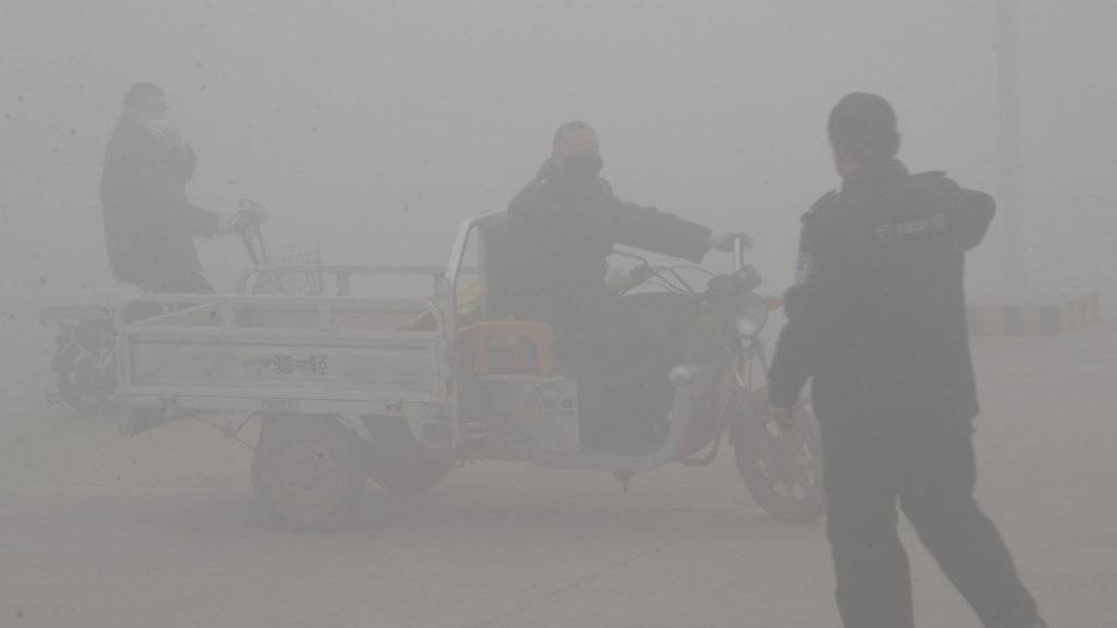 In der chinesischen Stadt Handan (Provinz Hebei) ist wegen des Smogs kaum etwas zu sehen.