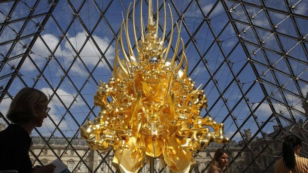 Spektakulär: Kohei Nawas Skulptur «Thron» unter der Pyramide des Louvre. Sie ist Teil der über ganz Paris verteilten Japan-Hommage «Japonismes», mit welcher der 160. Geburtstag der diplomatischen Beziehungen zwischen Frankreich und Japan gefeiert werden.