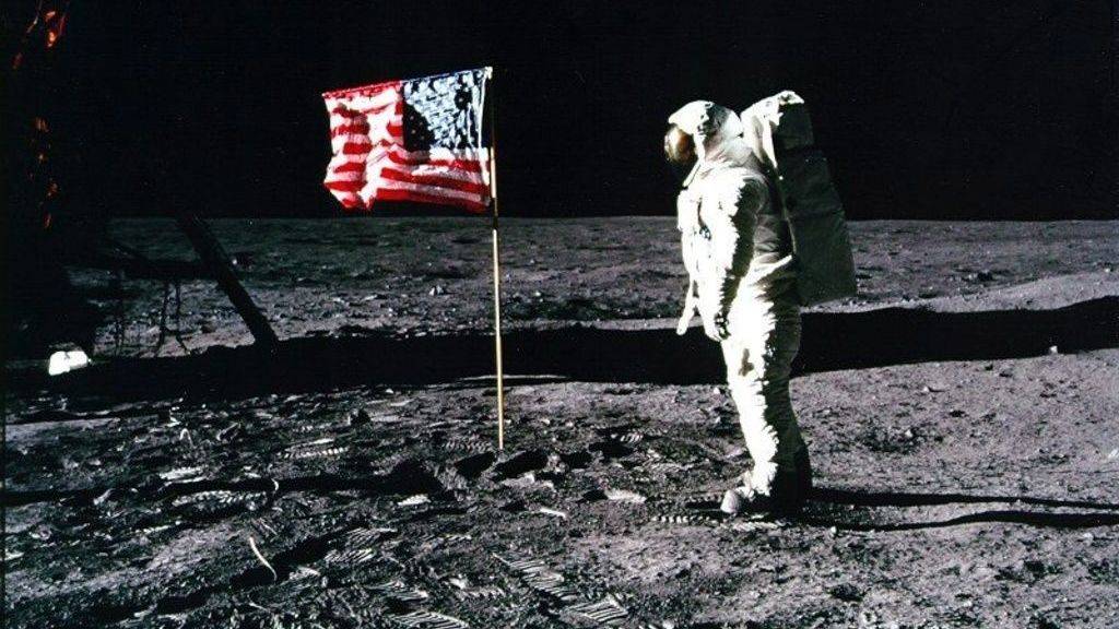 Edwin «Buzz» Aldrin und die US-Flagge auf dem Mond. Einige der Bilder der Mondlandung entstanden mit Hilfe von Objektiven der Firma Kern in Aarau. (Archivbild)