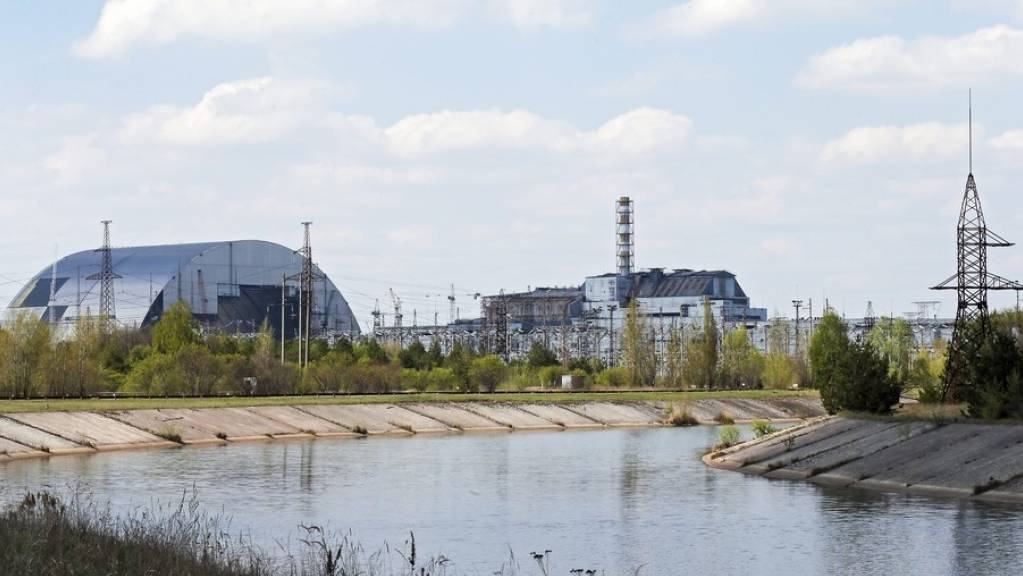 Nach mehreren Flächenbränden rund um die Atomruine Tschernobyl führt nun möglicher Beschuss in der Nähe zu erneuten Sorgen um die Sicherheit der Anlage. (Archivbild)