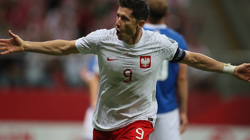 Robert Lewandowski schiesst Polen mit zwei Treffern zum Sieg