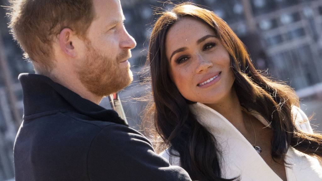 ARCHIV - Prinz Harry, Herzog von Sussex, und Meghan, Herzogin von Sussex, nehmen an den Leichtathletikwettbewerben der Invictus Games 2022 im Zuiderpark teil. Foto: Peter Dejong/AP/dpa