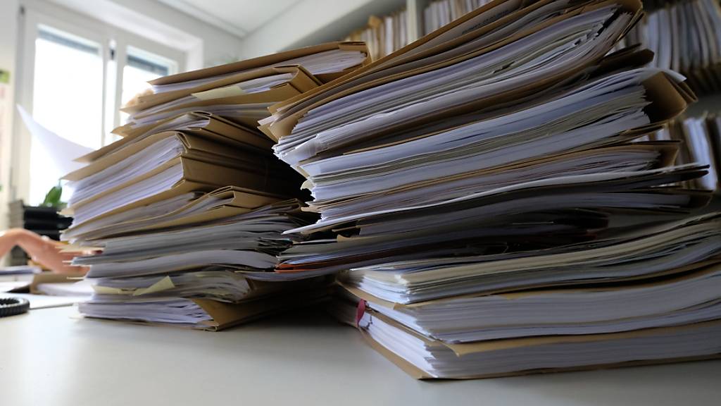 Wegen Problemen bei der Einführung einer neuen Fallführungssoftware ist der Pendenzenberg im Stadtberner Amt für Erwachsenen- und Kinderschutz und im Sozialdienst angewachsen. (Symbolbild).