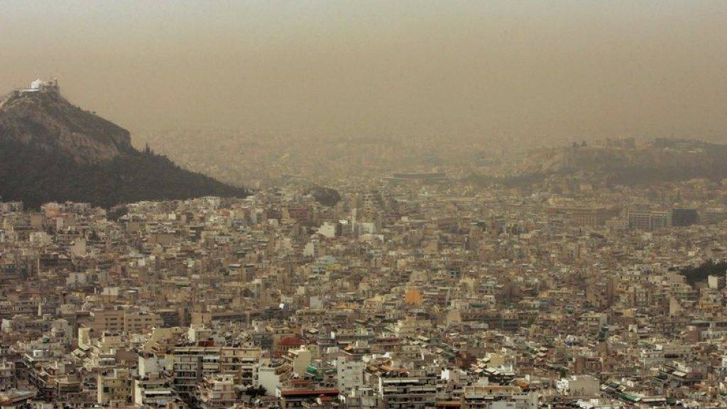 Gelblicher Smog über der Akropolis: Weil viele Griechinnen und Griechen Holz statt Öl zum Heizen brauchen, stinkt es in vielen Städten wortwörtlich zum Himmel. (Archiv)