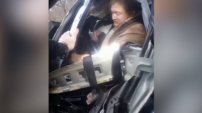 Mann harrt sechs Tage in Autowrack aus: Polizei veröffentlicht Video von Wunder-Rettung