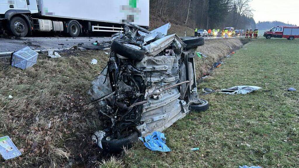 Auto kracht in Rottenschwil frontal mit Lastwagen zusammen – zwei Tote