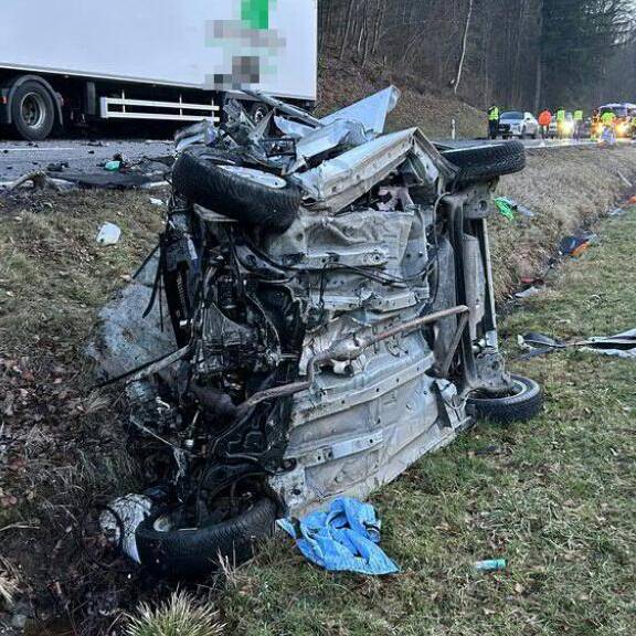 Auto kracht in Rottenschwil frontal mit Lastwagen zusammen – zwei Tote
