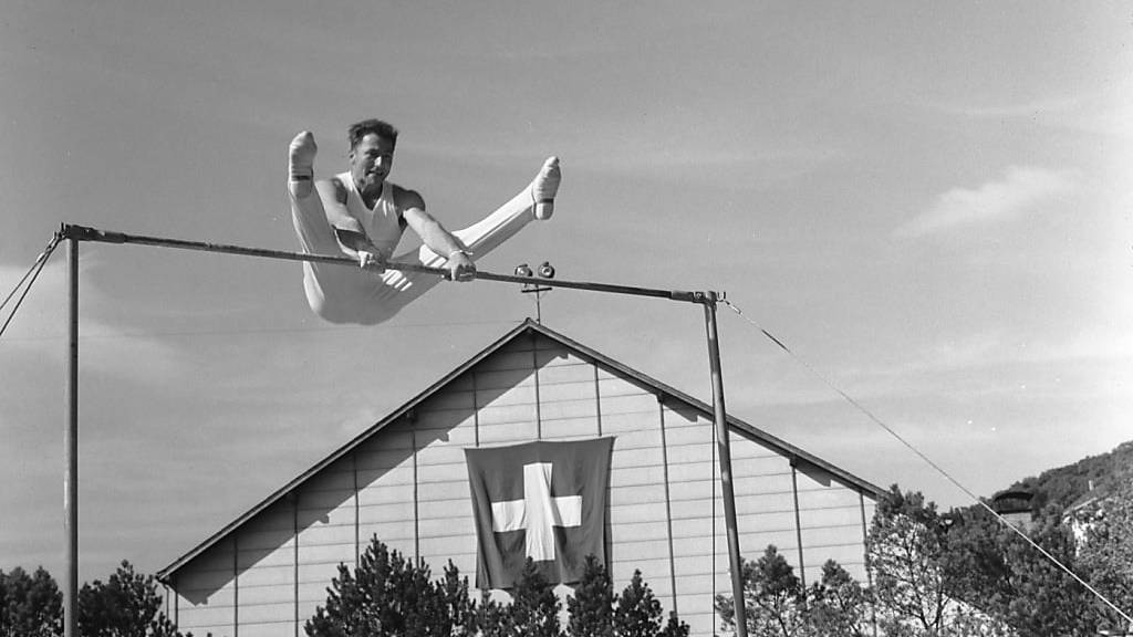 Josef Stalder präsentierte die «Staldergrätsche» erstmals bei den Olympischen Spielen 1948 in London. Nun wurde der Luzerner (auf dem Bild am Eidgenössischen Turnfest 1950 in La Chaux-de-Fonds) posthum in die International Gymnastics Hall of Fame aufgenommen