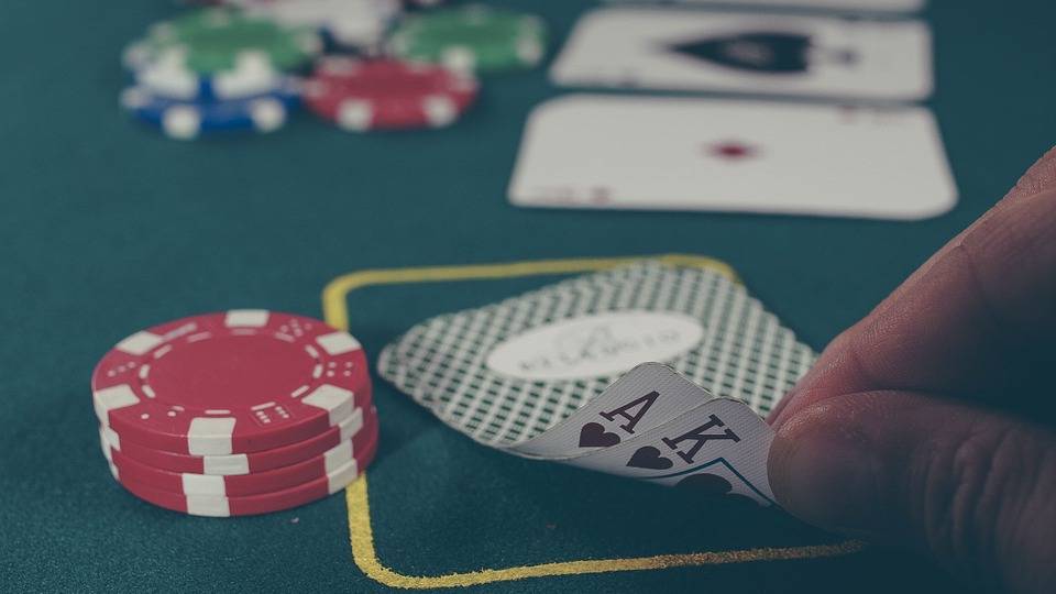 Polizei löst illegale Pokerrunde auf – 2 Personen angezeigt