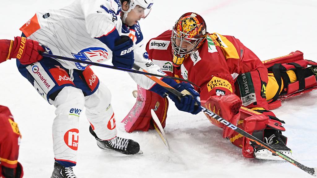 Geht da hin, wo es weh tut und skort regelmässig: ZSC-Stürmer Derek Grant (li., gegen Langnau-Goalie Stéphane Charlin)