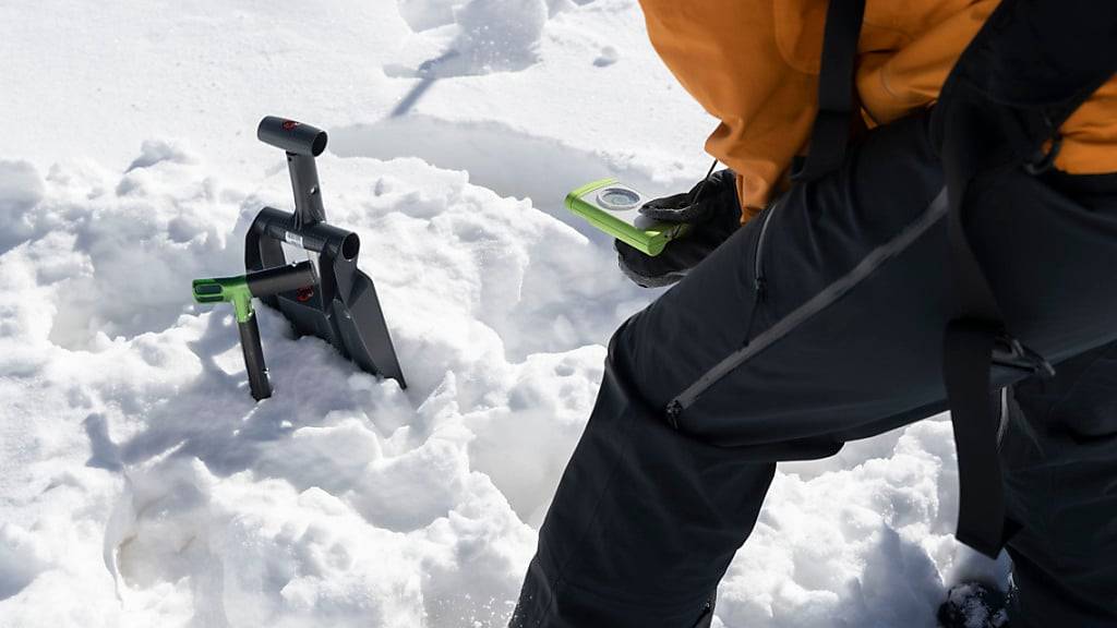 Übung mit einem Suchgerät zur Ortung von Lawinenopfern. Ein solches Gerät war auch in Andermatt zum Einsatz gekommen. (Archivaufnahme)