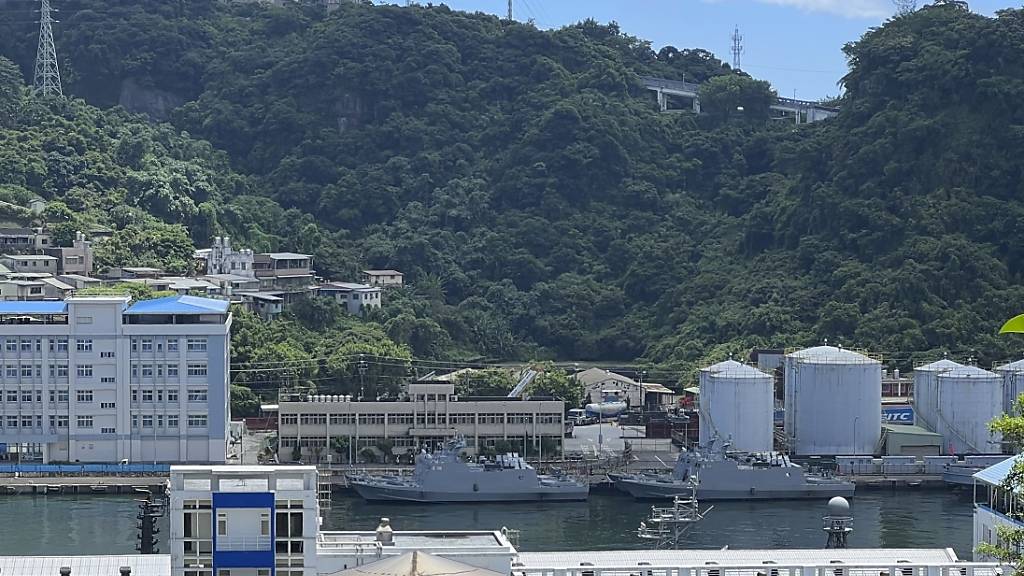 ARCHIV - Taiwanische Militärschiffe liegen im Hafen von Keelung. Taiwans Streitkräfte haben nach eigenen Angaben einen chinesischen Wetterballon entdeckt. Foto: Johnson Lai/AP