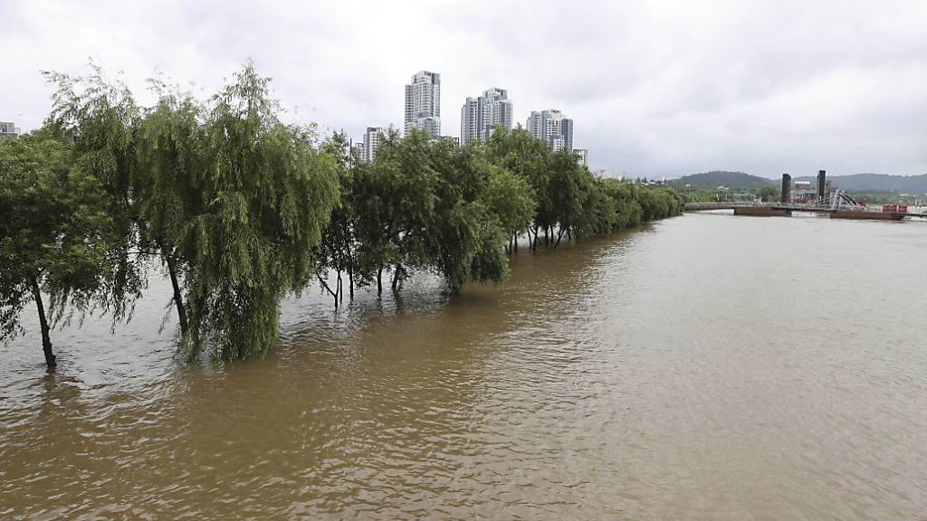 Ein Park in der Nähe des Flusses Hangang im südkoreanischen Seoul steht nach heftigen Regenfällen unter Wasser. Foto: Kim In-Chul/Yonhap/AP/dpa